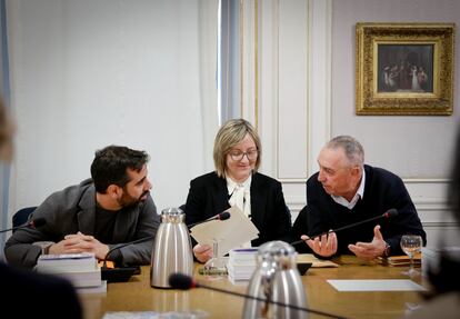 La diputada María José Salvador, entre el portavoz socialista José Muñoz (i) y el de Compromís, Joan Baldoví, en el Parlamento valenciano.