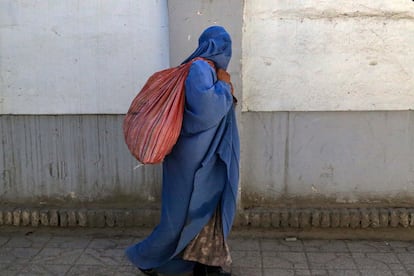 Una mujer vestida con burka camina por una calle de Kabul, el 14 de agosto.