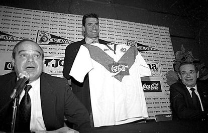 La presentación de Míchel con el Celaya de México, en 1996.
