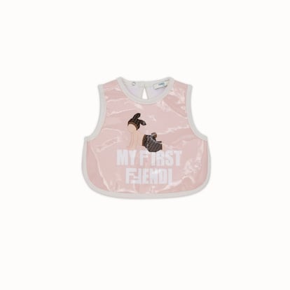 Babero con efecto vitrificado rosa o azul, con estampado de la colección My First Fendi, <a href="https://www.fendi.com/es/kids/beb%C3%A9/baby-view-all/p-BUJ113ST8F16WG". rel=nofollow" target="_blank">de Fendi</a>. Precio: 100 euros.