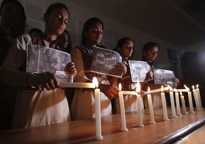 Estudiantes indias del colegio público DAV encienden velas durante un acto conmemorativo por las víctimas del atentado en Niza, en Amristar, India.