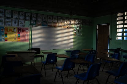 Un salón vacío de la escuela en la isla. Los niños de octavo tienen su primer examen en las nuevas instalaciones de la escuela que estrenarán en tierra firme. Aún no hay luz ni agua. Los padres también piden que el Gobierno financie una ruta escolar desde Isber Yala al colegio.