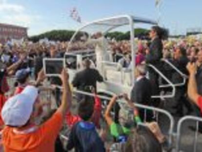 El papa Francisco saluda a los fieles que le aclaman en las calles de Cagliari, la capital de Cerde&ntilde;a. 