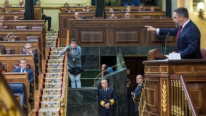 Santiago Abascal interviene en el debate sobre la ley de amnistía ante la mirada de Alberto Núñez Feijóo.  © Claudio Alvarez