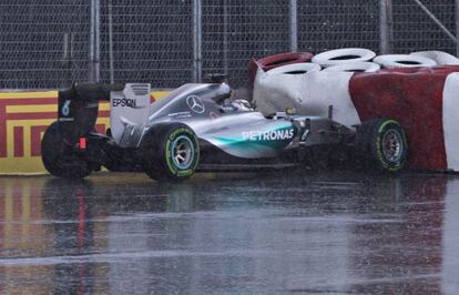 Hamilton en el momento en el que se estrella contra las barreras.