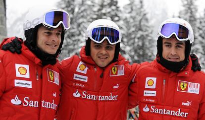 Los pilotos de Ferrari han aproevachado su día libre para disfrutar de la nieve en los Dolomitas. En la imagen,  Giancarlo Fischella, Massa y Alonso.