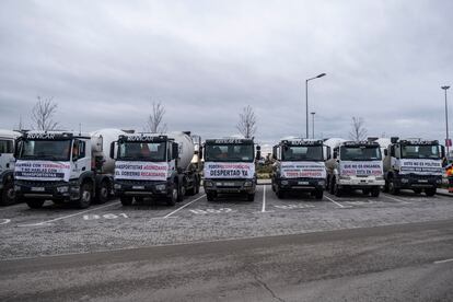 Varios camiones estacionados en el Wanda Metropolitano este miércoles, durante el décimo día de paro nacional de transportistas.