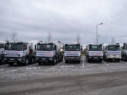 Varios camiones estacionados en el Wanda Metropolitano este miércoles, durante el décimo día de paro nacional de transportistas.