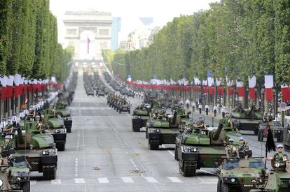 Carros de combate Leclerc, del 12 Regimiento de Coraceros, avanzan por los Campos Elíseos.