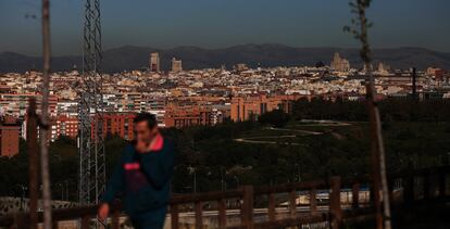En la imagen, un hombre camina por un parque de Entrevías, en Madrid.