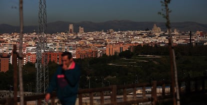 En la imagen, un hombre camina por un parque de Entrevías, en Madrid.