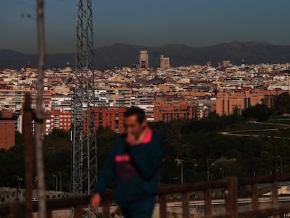 En la imagen, un hombre camina por un parque de Entrevías, en Madrid.