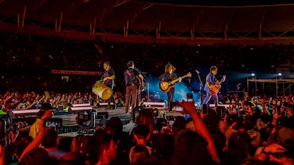 Los Bunkers durante una presentación en vivo