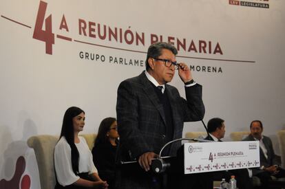 El coordinador de la bancada de Morena en el Senado, Ricardo Monreal, durante la reunión plenaria.