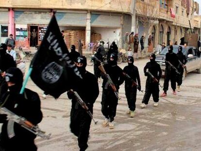 Miembros del EIIL marchan por Raqa, en el norte de Siria.