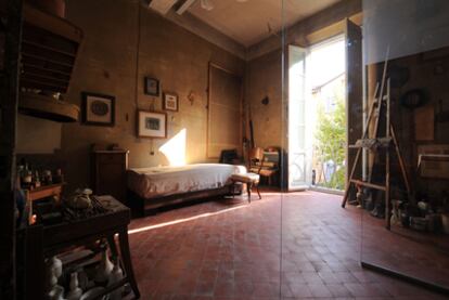 La habitación-taller de Giorgio Morandi en la casa familiar del pintor en Bolonia, situada en Via Fondazza, 36.