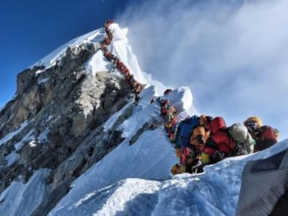 Los montañeros deberán escalar previamente un pico de 6.500 metros, presentar un certificado de aptitud física y contratar un guía local