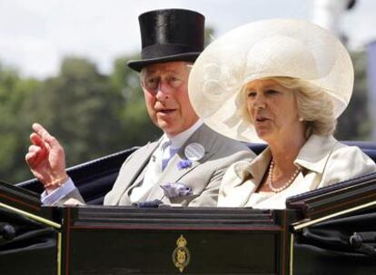 El príncipe Carlos de Inglaterra y su esposa Camilla, a su llegada a las carreras de caballos de Ascot en 2009.