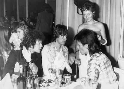 Lou Reed, Mick Jagger, David Bowie y de pie junto a ellos, Lulu, en Londres el 4 de julio de 1973 en el Cafe Royal.
