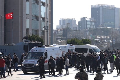 La policía asegura la zona tras el ataque sucedido este martes en el Palacio de Justicia de Estambul.