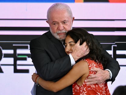 Lula abraza a Isamara Mendes, una antigua usuaria de Bolsa Familia, durante la presentación del nuevo programa, este jueves en Brasilia.