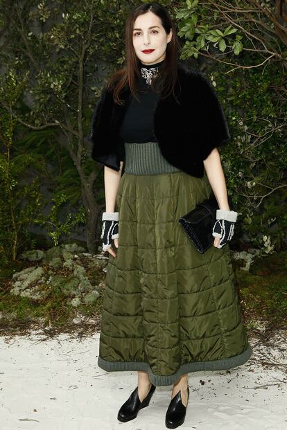 Amira Casar con una falda verde tipo plumas.