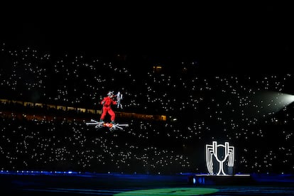  Llegada en dron del trofeo de la Copa del Rey que disputan hoy sábado Real Madrid y FC Barcelona en el estadio de La Cartuja, en Sevilla.