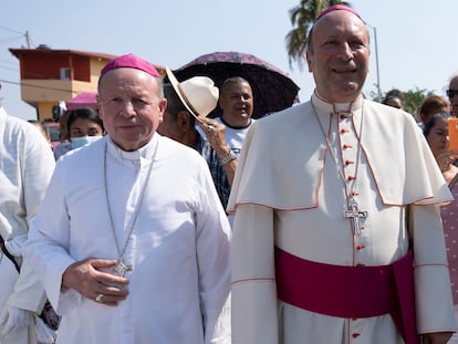 El obispo Cristóbal Ascencio junto al Nuncio Apostólico en México, Monseñor Franco Coppola, en Aguililla, el 20 de abril de 2021.