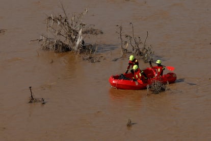 VALENCIA, 05/11/2024.- Miembros de la UME y de los bomberos trabajan este martes en la búsqueda de víctimas mortales a causa de las inundaciones de la Dana en el cauce del río Turia en Valencia este martes. EFE/ J.J. Guillén
