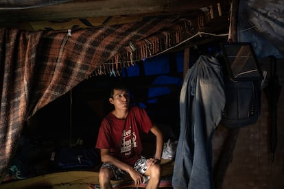 Alan Sánchez Pérez, um migrante de Veracruz, instalou-se num acampamento improvisado, conhecido como 'Río Camp', às margens do Rio Bravo, em Reynosa, Tamaulipas.