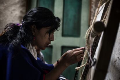 La mayor parte de las mujeres misak participan en la elaboración de artesanías, tanto para generarse un sustento económico como para reivindicar y visibilidad su concepto de la vida. La Casa del Agua las acompaña en el proceso e impulsa su actividad. Las mayores enseñan a las más jóvenes. Convertida en una de las artesanas más talentosas y reconocidas de su comunidad, Jacinta Cuchillo descarga en sus creaciones lo que denomina la "cosmovisión" de su etnia, la misak. "Yo quisiera estar tejiendo siempre, me siento bien. Plasmo ahí lo que quiero y lo que soy, mi historia, mi territorio".