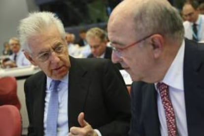 El vicepresidente de la Comisión Europea (CE) y responsable de Competencia, Joaquín Almunia (dcha), conversa con el primer ministro italiano saliente, Mario Monti, hoy antes de la inauguración del Foro Europeo de la Competencia en Bruselas (Bélgica).