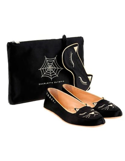 Slippers, clutch y antifaz de Charlotte Olympia (620 euros).