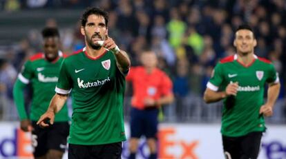 Raúl García celebra el primer gol ante el Partizán.