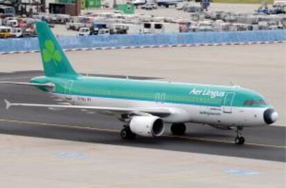 Un avión de la compañía aérea Aer Lingus en el aeropuerto de Fráncfort (Alemania). EFE/Archivo