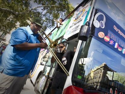 The Soul Rebels recorrieron Barcelona en uno de los primeros autobuses turísticos.