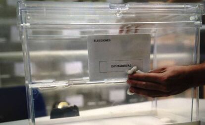 Una urna electoral en un almacén de Sevilla.