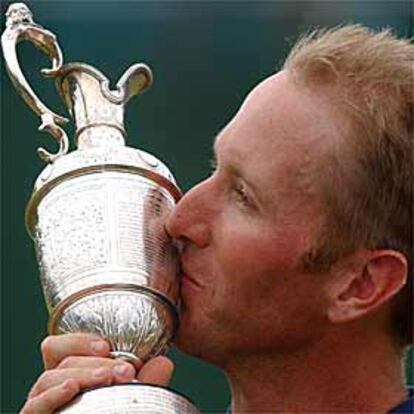 David Duval besa la jarra de plata que distingue al ganador del Open Británico, tras su triunfo.