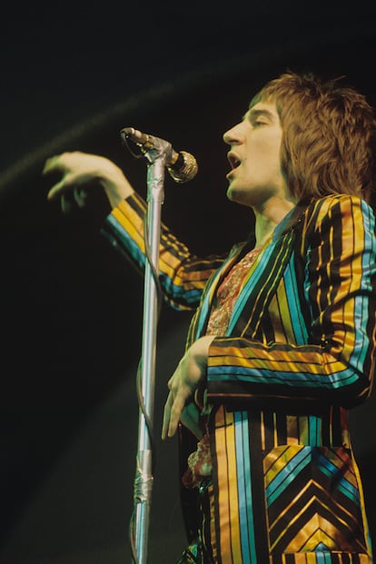 Rayas multicolor. En un concierto de Faces (1973), la banda que montó junto a Ronnie Wood antes de que este pasara a formar parte de The Rolling Stones. 