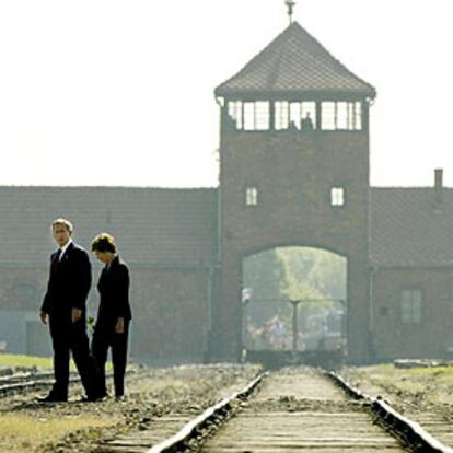 El presidente George W. Bush y su esposa, Laura, ayer, ante el antiguo campo de concentración de Auschwitz.