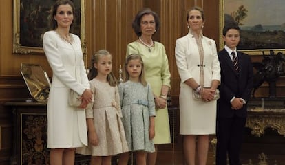 La Reina Letizia con sus hijas, doña Sofía, la infanta Elena y su hijo.