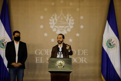 Nayib Bukele delante de la bandera de El Salvador