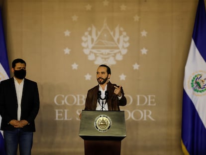 Nayib Bukele delante de la bandera de El Salvador