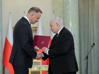 Andrzej Duda y Jaroslaw Kaczynski durante la ceremonia de nombramiento del presidente del PiS como vice primer ministro, este miércoles.