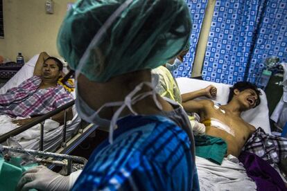 Un niño es tratado en el Hospital Rosales en San Salvador debido a una herida de bala. El personal médico le introduce un tubo quirúrgico en el pulmón para drenar toda la sangre acumulada dentro de él. 