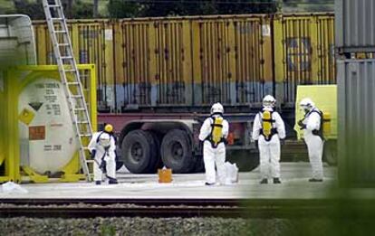 Operarios de emergencia del servicio de bomberos controlan la fuga de ácido fluorhídrico.