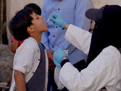 Una agente de salud inmuniza a un niño durante una campaña de vacunación lanzada con el apoyo del Ministerio de Salud de Yemen, la Organización Mundial de la Salud (OMS) y el Fondo de las Naciones Unidas para la Infancia (UNICEF) para prevenir el cólera en el país.