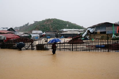 Un refugiado se abre paso entre el agua tras haber quedado todo el campamento de Kutupalong anegado tras las fuertes lluvias.