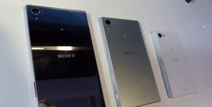 El Z5 Premium se desmarca entre los nuevos Xperia Z5 con un marco acero pulido que tiene su contrapartida en el cristal trasero y en una variedad de modelos diferentes. El más destacado es el cromado, cuya carcasa trasera es un auténtico espejo.