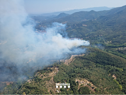 Una treintena de dotaciones de los Bomberos trabajan en un incendio en Arbúcies.